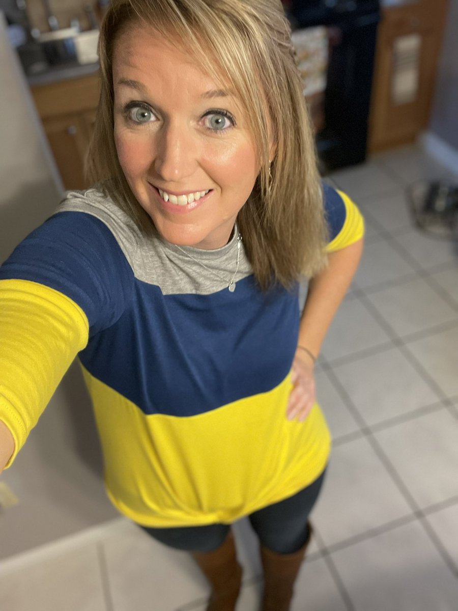 misty_kleier's tweet photo. Sometimes you have to dress presentable, put a smile on your face and go out and meet new people!! You never know when the right one is going to come along!! https://t.co/W34KhUVbk2