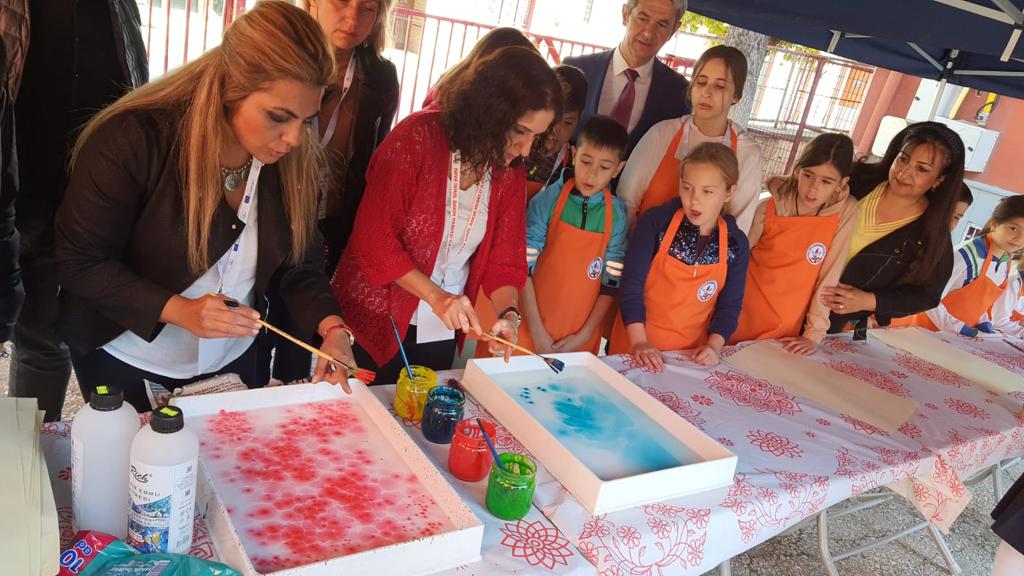 @erasmuswaterfriendly projemizin Türkiye Öğrenci Hareketliliğinde ortaklarımızın öğrenci ve öğretmenlerine Türk Ebru sanatımızı  tanıttık.
<a href="/abbaskanligi/">T.C. Dışişleri Bakanlığı Avrupa Birliği Başkanlığı</a>
<a href="/ulusalajans/">Türkiye Ulusal Ajansı 🇹🇷 Turkish NA</a>
<a href="/EskisehirMem/">Eskişehir İl Milli Eğitim Müdürlüğü</a>
<a href="/odunpazarimem/">odunpazarımem</a>
<a href="/1Havaikmal/">1. Hava İkmal Bakım Merkezi İlkokulu</a>
<a href="/erasmuswaterfr1/">erasmuswaterfriendlygreece</a>
<a href="/SerbiaWater/">Serbia Erasmus Plus Water-Friendly Schools</a>
<a href="/TurkeyPlus/">Turkey Erasmus Plus Climate Change</a>