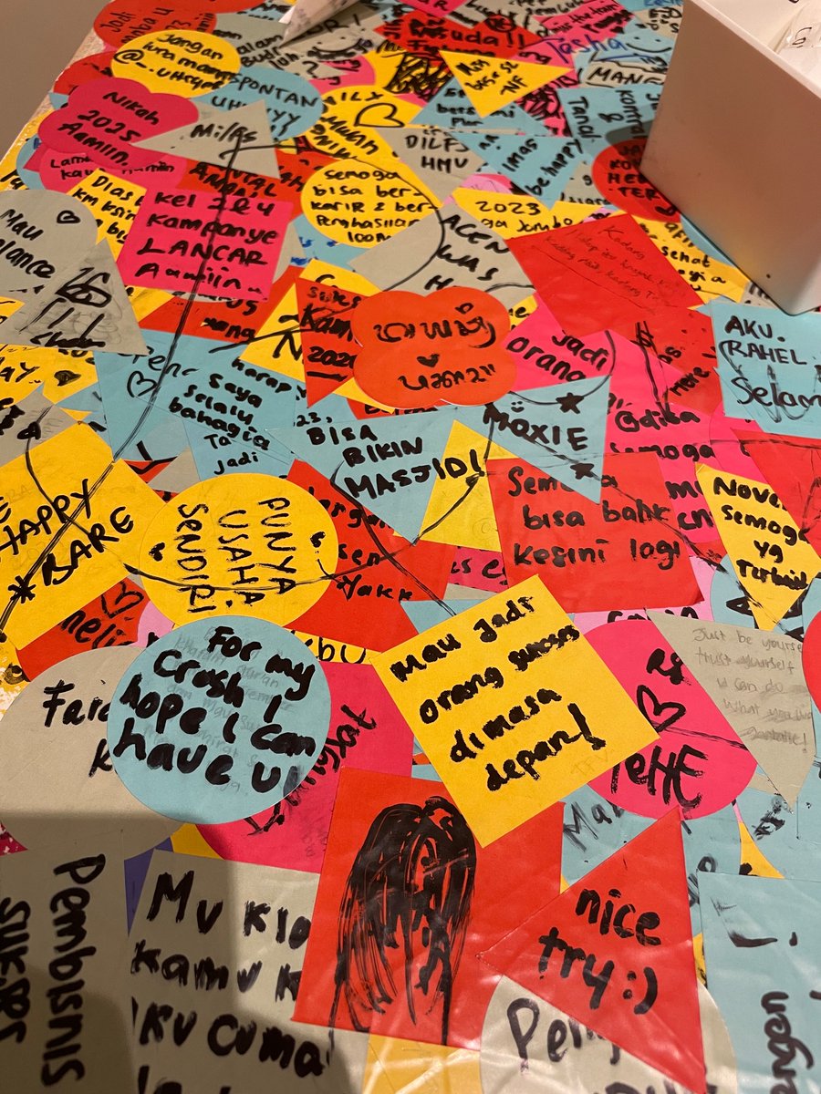 tadi sore ke <a href="/ICADartura/">ICAD Indonesian Contemporary Art & Design</a> dan paling suka kalo lagi me time ke art gallery ada tulisan tulisan org yg memang disuruh ninggalin pesan buat seseorang gitu wkwk #icad12