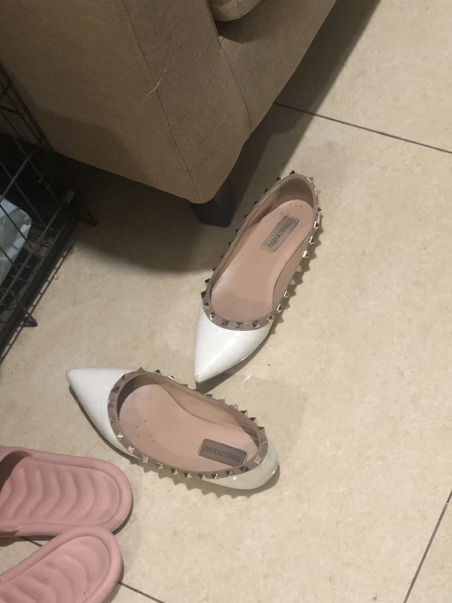 a69873321's tweet photo. 白色铆钉平底鞋 骚货必备 都是脚泥 味道真棒 柜子里还有白靴下次玩 #扫楼 #打胶 #射鞋 #玩鞋 #华伦天奴 https://t.co/g3oFK7ZF1k