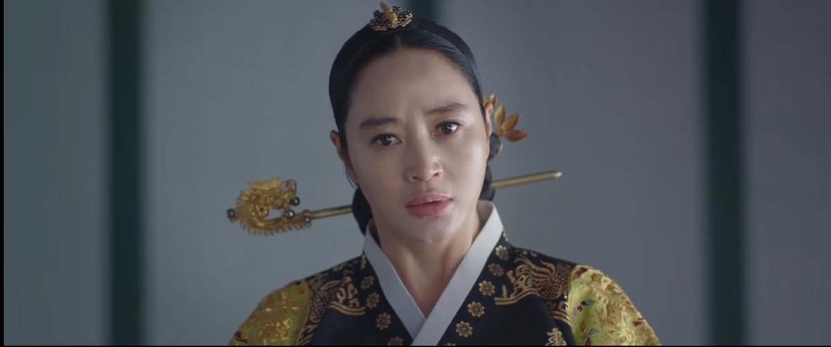 kyuapplepie's tweet photo. #UnderTheQueensUmbrella
#UnderTheQueensUmbrellaEp8

                                   Meanwhile
Queen:                      Seongnam:
Worrying her son      awkwardly
could be killed by      hugged by
assasin                        a girl https://t.co/6GlyvJawXz