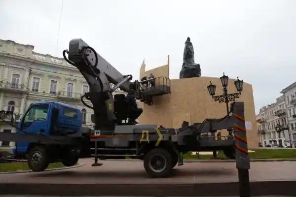 tweet4anna's tweet photo. Finally the city of Odesa is taking down the monument of Catherine II, one of the autocratic Russian Empire usurpers (born as German princess) known for invading Crimea, mass killing of Tatars and Ukrainians and partitioning Poland and Lithuania. https://t.co/9fT7uNd1El