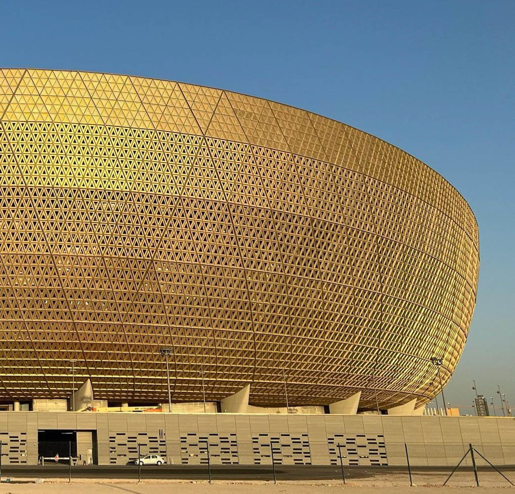 RoyalLurenberg's tweet photo. Inauguration officielle du nouveau stade du Royal Lurenberg FC possédant une capacité de 80 000 places ainsi qu'une architecture extérieure plaquée or rappelant le prestige du club mais également la riche histoire de la ville de #Lurenberg au #Listenbourg 
@MLurenberg https://t.co/VsauRb9Wku