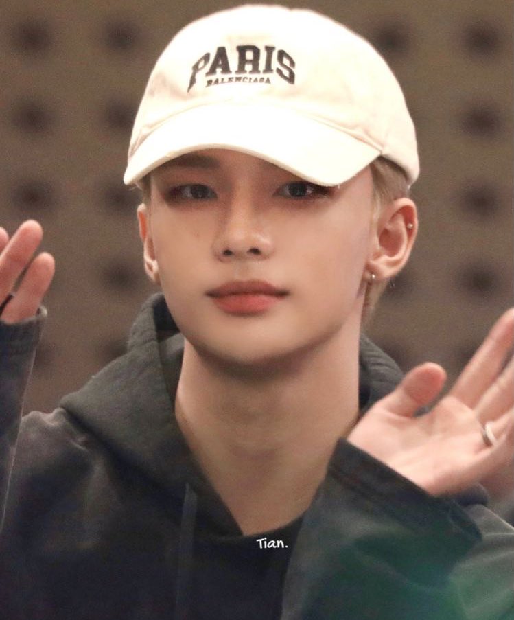 nehihik's tweet photo. #hyunho au где Минхо — известный радиоведущий, у которого есть своя программа, а Хёнджин, айдол, что был приглашен на радиошоу Ли. Весь эфир состоял из колкостей, что были на грани флирта, в студии витало напряжение, зато в гримерной Минхо после шоу слышались лишь жаркие стоны https://t.co/IeGcC4Basy
