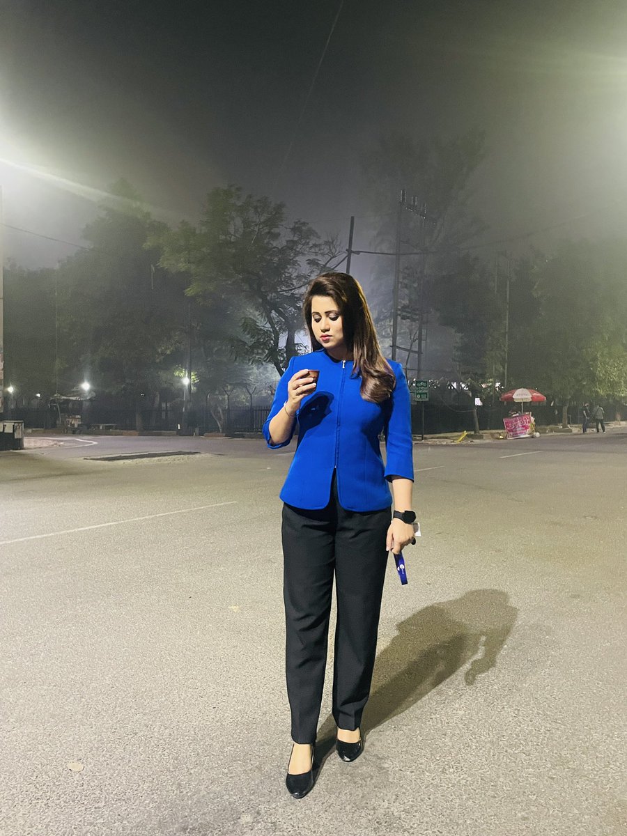 khushbookhan390's tweet image. चलो इस बेफिक्र दुनिया को खुल कर जी लेते हैं
सब काम छोडो, पहले चाय पी लेते हैं।

#nighttea