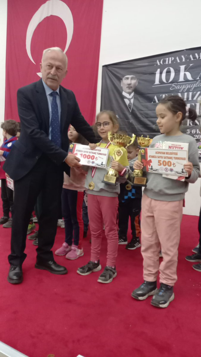 Acıpayam Belediyesi'nin düzenlediği Atamıza Saygı Satranç turnuvasında öğrencim Aylin Ün 1.lik kupasını kaldırdı. Kendisini ve ailesini tebrik ediyorum. Başarıların daim olsun güzel kızım 🏆 Katılan tüm ogrencilerimi tebrik ediyorum. 👏👏👏 <a href="/totak2066/">Nurettin TIKIM</a> <a href="/AysegulGuzel11/">Aysegul Guzel-MEB</a> <a href="/DenizlideO/">DenizlideBirÖğretmen</a>