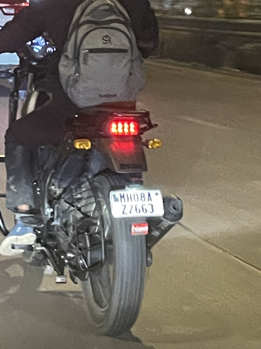 IdiotsRoads's tweet photo. Biker MH08AZ2663 weaving through cars on eastern freeway where 2 wheelers are banned @MTPHereToHelp @mumbaimatterz @RoadsOfMumbai @MORTHIndia @DGPMaharashtra https://t.co/N7bOJ56eJV