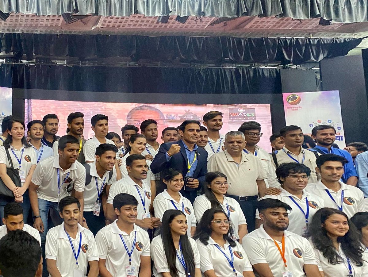 TheIndoreRocks's tweet photo. Dr. Gaurav Pradhan &amp; @MajorPoonia Surendra, with all organisers &amp; volunteers / students of the 1st #INDORE SOCIAL MEDIA CONCLAVE, held today !!
.
.
#IndoreRocks !!!
https://t.co/SUbdsK4t6S !!! 🤘🏼🤘🏼🤘🏼 
.
.
#IRevents #DGP #gauravpradhan #india #SMconclaveIndore2022 #majorpoonia https://t.co/9TFW47p29W