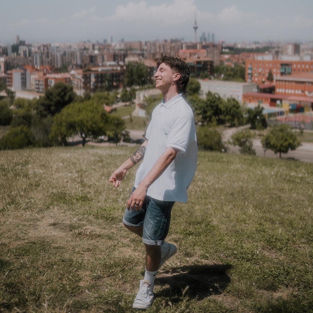 aless_motta's tweet photo. Me hace ilusión anunciar que el viernes 18 sale mi mejor videoclip hasta la fecha, un antes y un después en la calidad de mis proyectos, muchas gracias a la gente que confía en mi y me acompaña en mis proyectos <3
MUY PRONTO EN SUEÑOS (PROD. @nachomtnezz) ☁️☀️
📸 @javiwesttt https://t.co/lPAnLgcxiQ