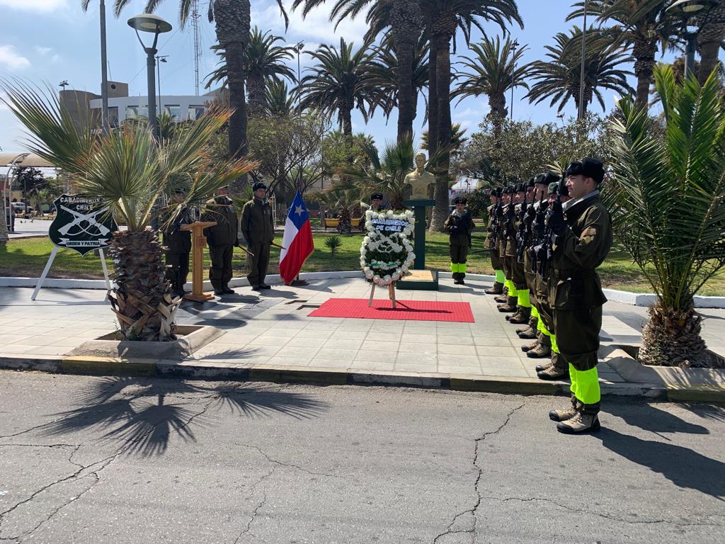 CarabArica's tweet photo. En conmemoración del aniversario del fallecimiento del Teniente Hernán Merino Correa, @Carabarica de distintas unidades, realizan homenaje al Héroe Nacional con emotiva ceremonia frente al busto en su honor de la plaza Arauco.
#CarabinerosDeTodos #TenienteMerino #HéroeNacional https://t.co/5Csm6MXWu7