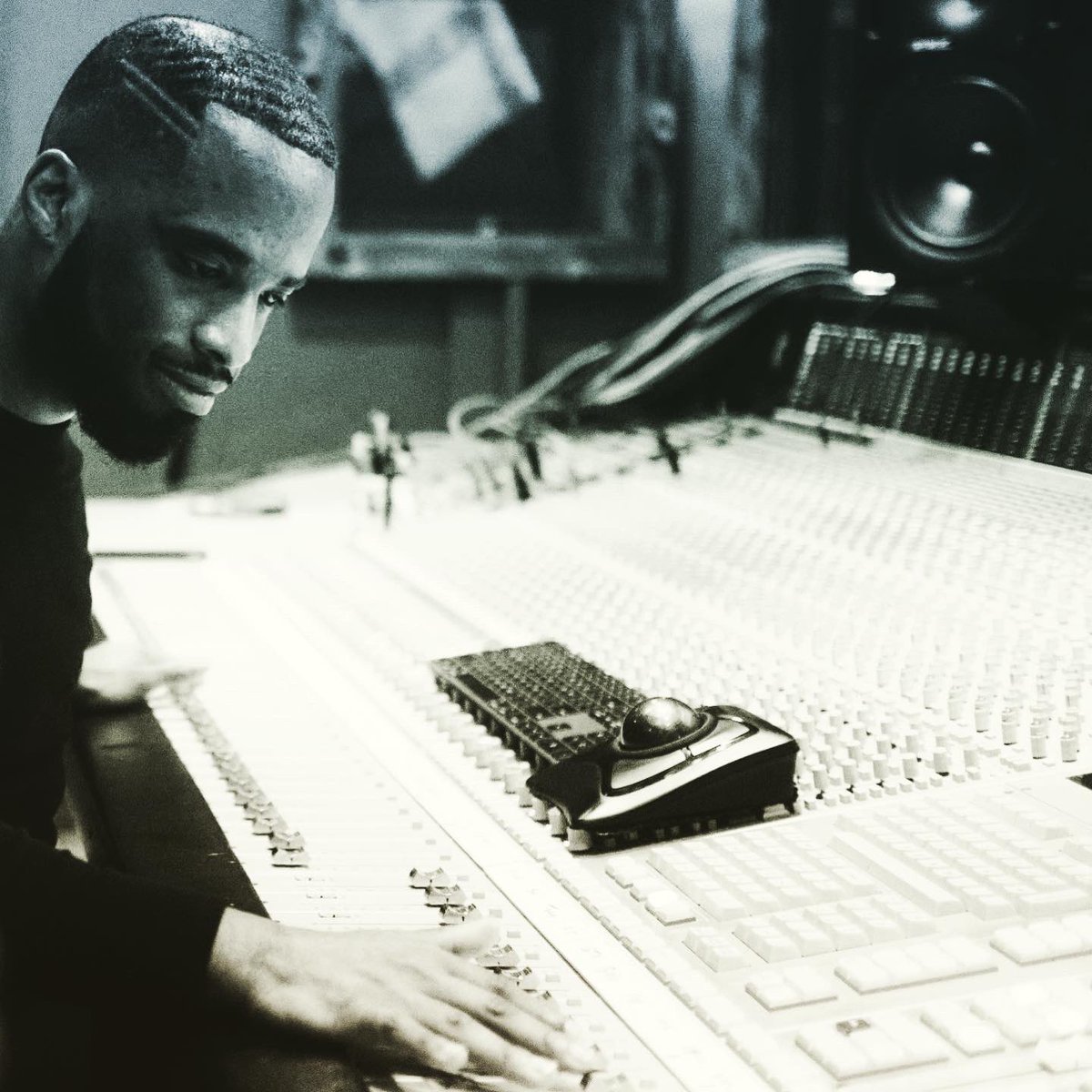 Antwon_Vinson's tweet photo. October was my best month to date since starting my business. So many amazing things in the works. Beyond Blessed! 🙏🏾🙏🏾
📸 by @shirokuro.aren 
•
•
•
•
•
#antwonvinson #antwonvinsonproductions #musicproducer #musicproduction #beats #beatsforsale #allexclusive #seattlehiphop https://t.co/jNqySbA5bc
