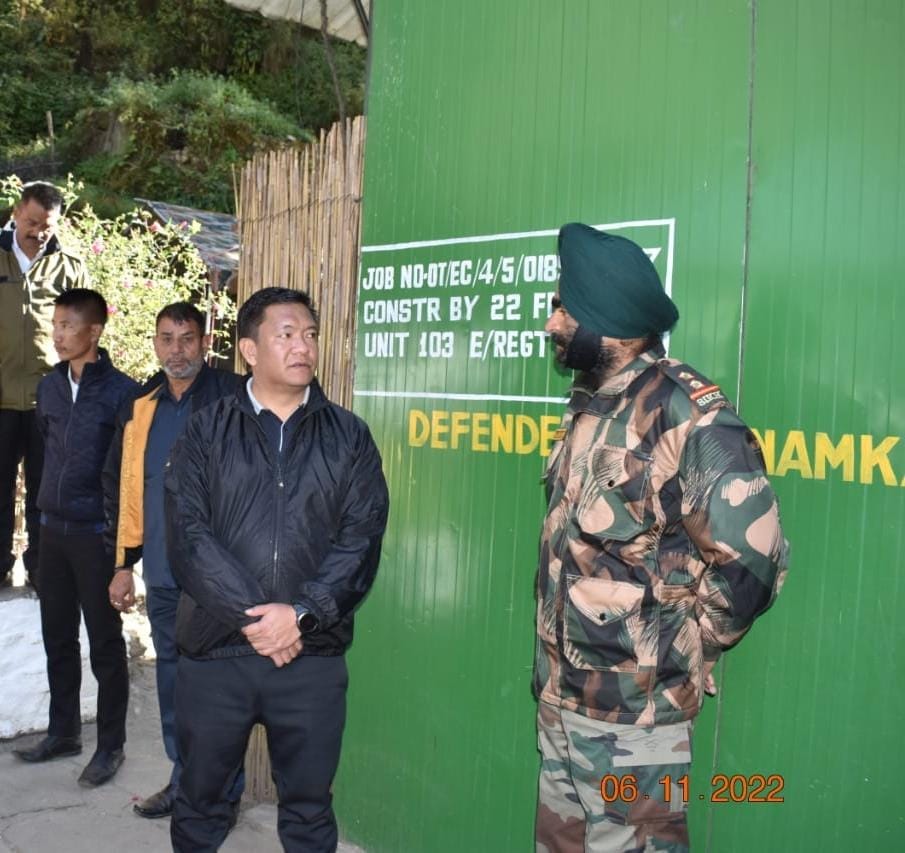 GajrajCorps_IA's tweet photo. #PemaKhandu, H'nable CM #ArunachalPradesh - day with troops. Homage at #Khinzemane & #SurwaSamba Memorials to #IndianBraves who made Supreme Sacrifice safeguarding the nation-#Remembering1962. Obeisance at #HolyTree. Lauded courage & dedication of troops.
@adgpi
@easterncomd https://t.co/XZzE6klk4p