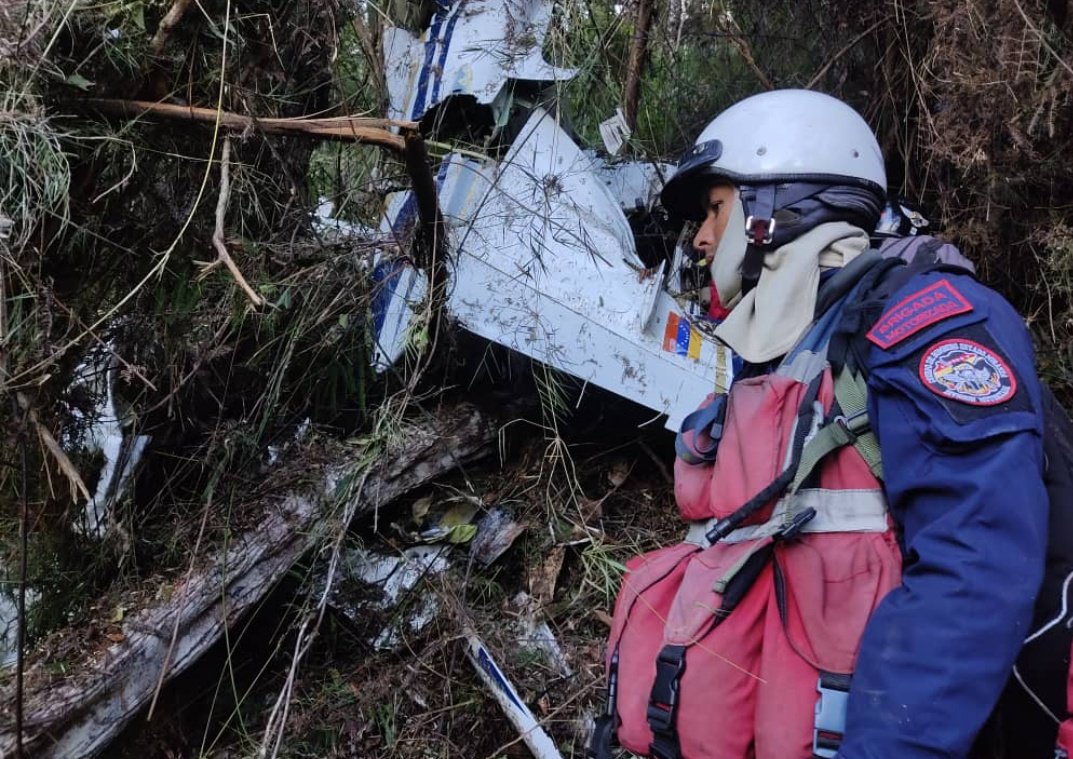 GabrielDandreal's tweet photo. #ULTIMAHORA
#6Nov
Fue localizada la aeronave #YV2052 en el sector Ayala del Parque Nacional Él Ávila.
Según el informe preliminar el capitán Augusto Quintero habría fallecido.
QEPD https://t.co/TP6XzMUZJu