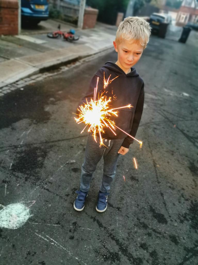 #BonfireNight #StreetPlay means fun with sparklers. Possibly the coldest #playingout yet 🥶 @playmeetstreet @playingout @NTCouncilTeam