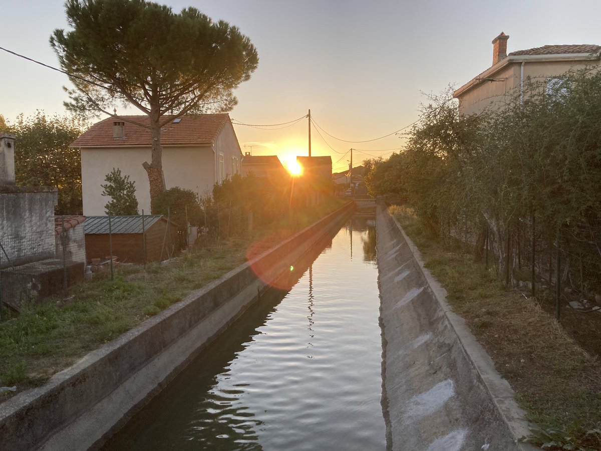 lmildonian's tweet photo. Coucher de soleil sur le canal de #Marseille https://t.co/yfuxbsb9Ko