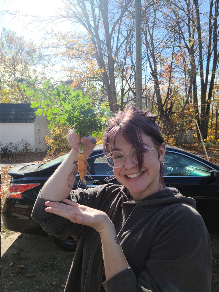 quailien_'s tweet photo. she grew a carrot!!! she is very proud!!! https://t.co/JaDXRO7KvE