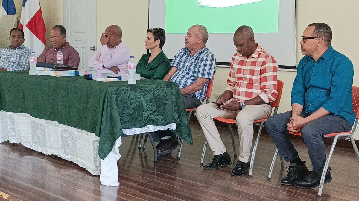 LorenaMdiaz's tweet photo. Taller de redes sociales fuerza del pueblo en neiba @keylaReyna04 @KeylaReynaALaDP @FPcomunica  @santana_esdra #LeonelEnSantiago #lafuerzadelpueblo #seguimosCreciendo https://t.co/c1I5m6WXth