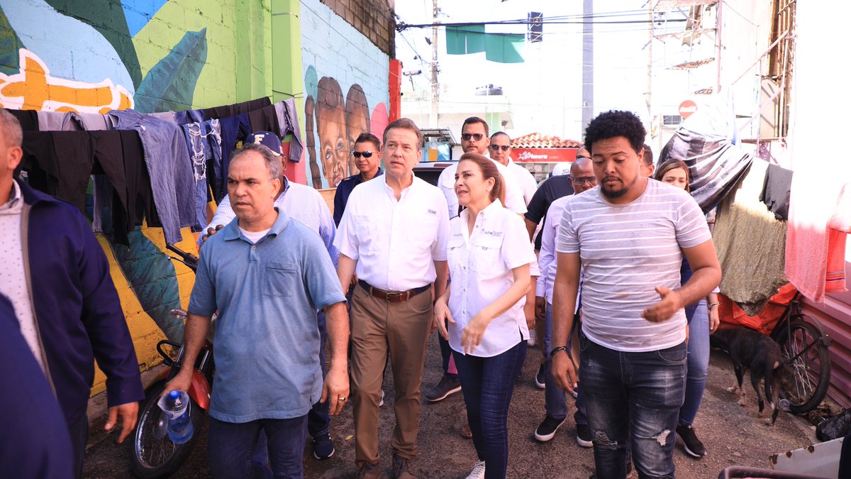 itobisono's tweet photo. Conversamos con los vecinos de Los Platanitos afectados por las lluvias del viernes. Acompañamos  a @CarolinaMejiaG en las labores de supervisión y entrega de alimentos y enseres del hogar. https://t.co/UdWBzVcRqM