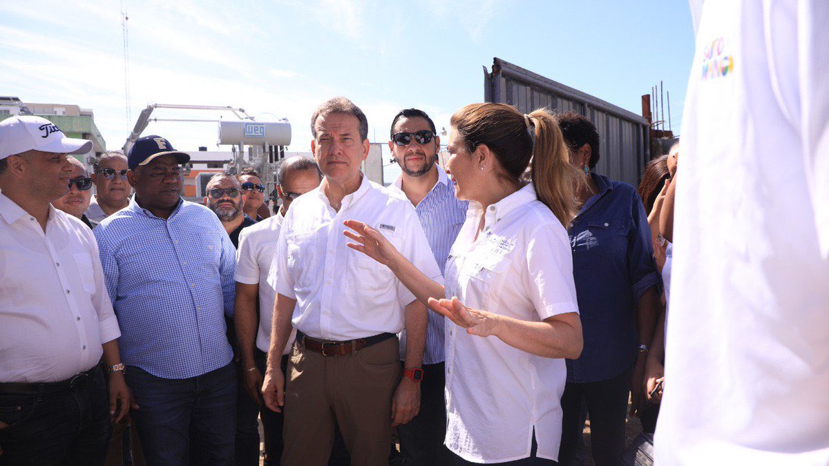 itobisono's tweet photo. Conversamos con los vecinos de Los Platanitos afectados por las lluvias del viernes. Acompañamos  a @CarolinaMejiaG en las labores de supervisión y entrega de alimentos y enseres del hogar. https://t.co/UdWBzVcRqM