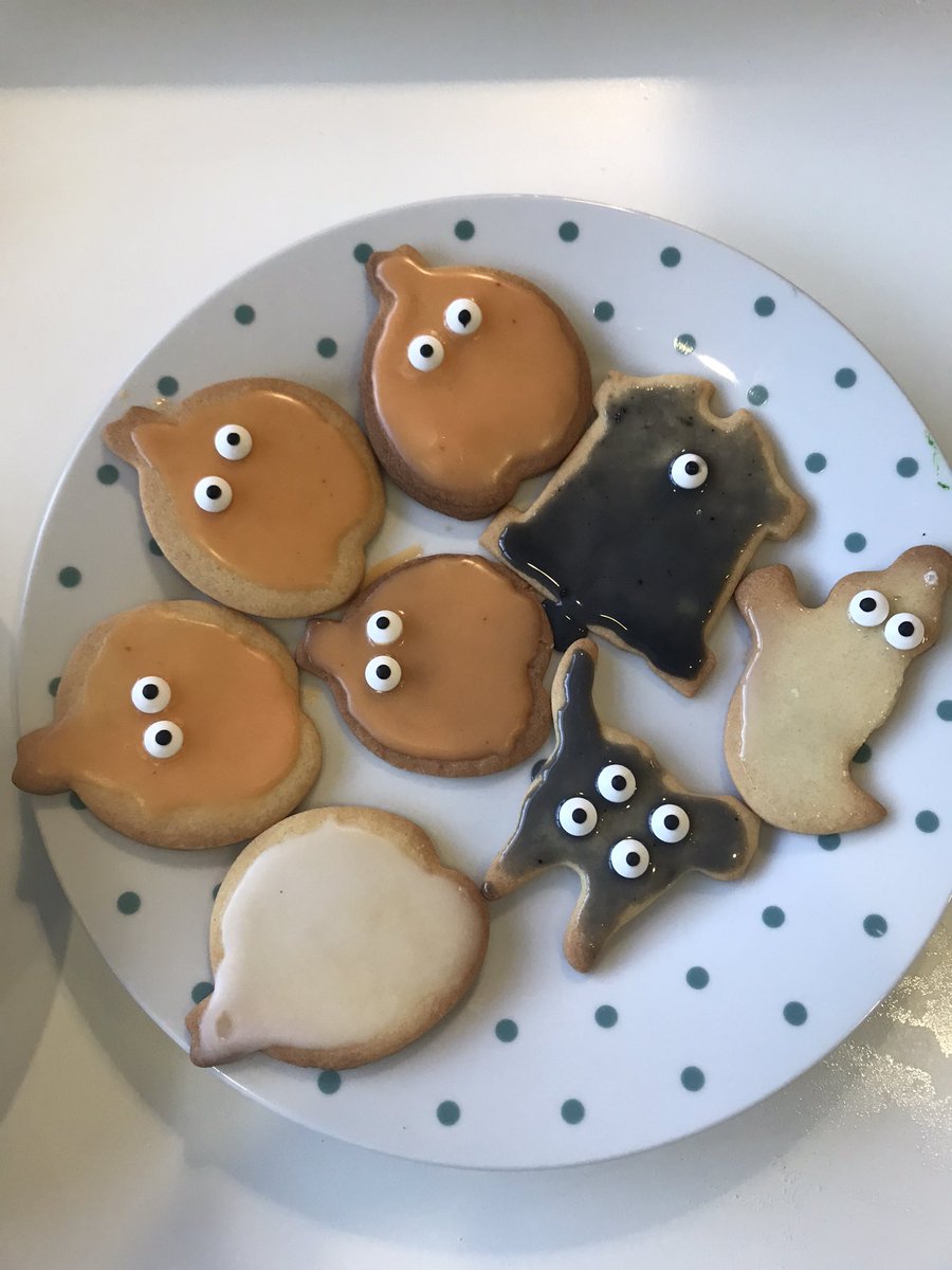 LiveFreemens's tweet photo. A fun filled weekend of combined Halloween and Bonfire Night celebrations in Walbrook. Thank you to the prefects for organising a great murder mystery and Miss M + helpers for wishing you some delicious biscuits #boarding #bsa @HelloFreemens https://t.co/CSrLW8cZbC