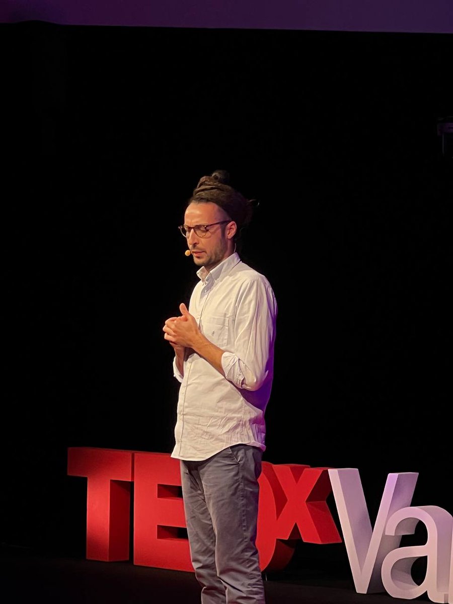 "Il cambiamento può partire dal cibo. E il cibo selvatico può dare a ogni popolo sovranità alimentare. Cibo buono, sano e sostenibile. È cibo che ci offre la natura, in cambio di rispetto. E basta il gesto più semplice e umile: inginocchiarci e raccogliere." #TEDxVarese