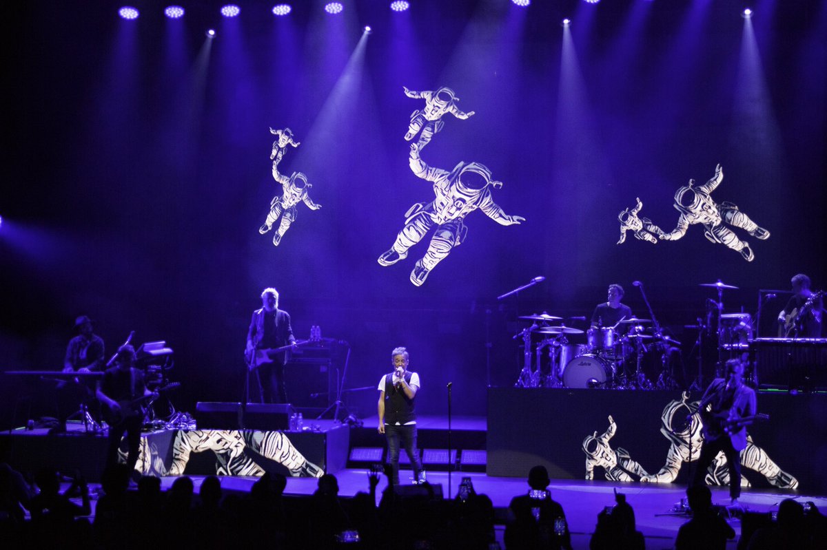 loveoflesbian's tweet image. Feliz domingo astromántico a todxs los que suelen caminar despacio, a lxs que leen prospectos medicinales, a lxs que se abstraen pensando en canciones y en animales y a lxs que ven en las gotas una parte del mar.