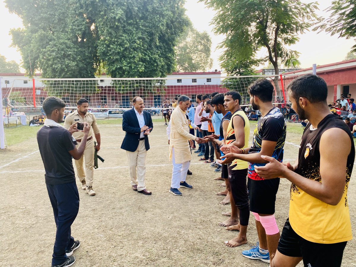 iManishankarP's tweet photo. आज #मिर्ज़ापुर के हाँसीपुर गाँव में स्व०राजेश तिवारी जी के मेमोरियल में अमरेश तिवारी जी द्वारा, वालीबॉल प्रत्योगिता का आयोजन किया गया जिस्म विशिष्ट अतिथि के रूप में शामिल हुआ जिसमे मुख्य रूप से मिर्ज़ापुर मण्डल के आयुक्त श्री योगेश्वर राम मिश्रा भी शामिल रहे। https://t.co/Wu7JvbvIwW