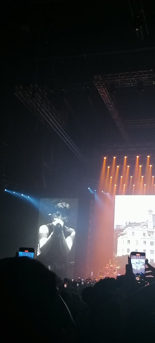 moshiitanuu's tweet photo. best night of my life 🤍😭🥰#LANYinKL https://t.co/aAYMmL0FOe