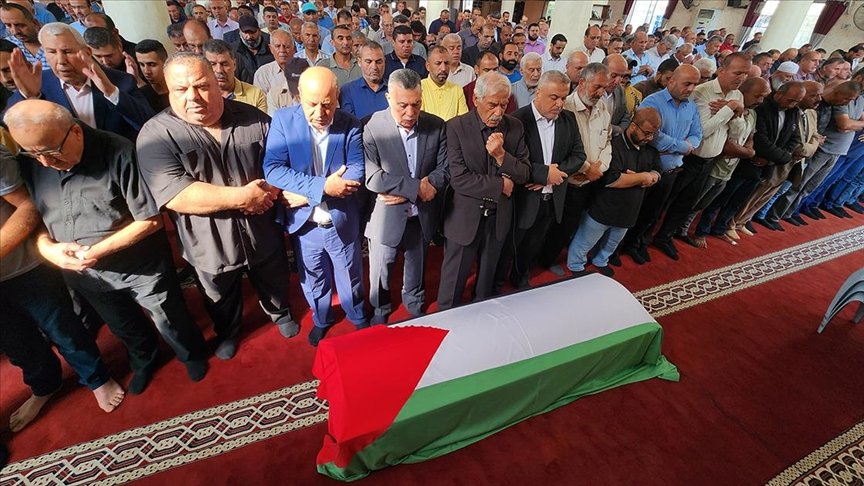 İsrail cezaevine giren ilk Filistinli kadın olan ve perşembe günü 83 yaşında Mısır'da hayatını kaybeden Fatıma el-Bernavi, Gazze'de toprağa verildi.

İsrail cezaevlerine giren ilk Filistinli kadın olan Bernavi, 1968 yılında girdiği İsrail cezaevinde 10 yıl tutuklu kalmıştı.