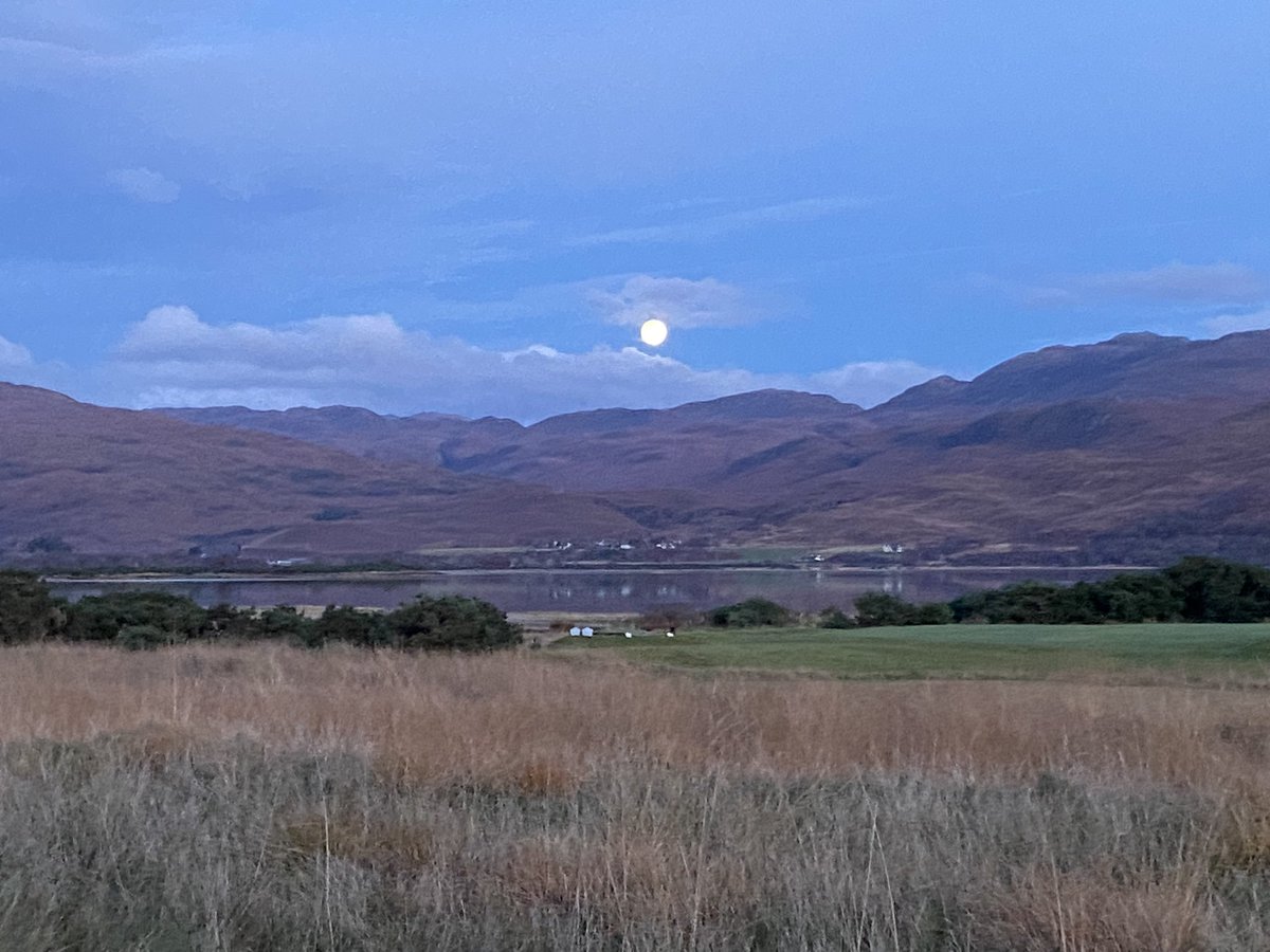 lolly9974's tweet photo. Beautiful moon over Loch Carron tonight #fullmoonnight # https://t.co/iHxSFrErzg