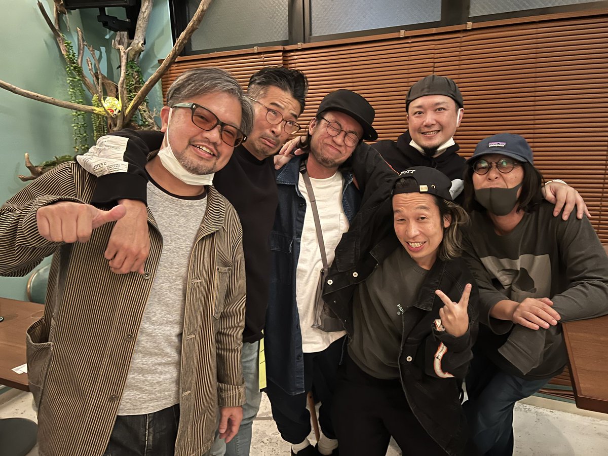 JAMINLEOxGUITAR's tweet photo. ごく一部の人だけ「ぎゃー!」ってなる写真置いときます。
みんな40こえて
・今のライブハウス/エンタメの話
・昔話
・あと1杯だけいけますか?
を同等の熱量でできるのはバンドやっちゃったヤツの呪いみたいなもんやな。
楽しかった。
#ブラストーン
#eyelit
#SWAY
#Spinwake/Addy
#RIZING2END https://t.co/1Scctm1B9A