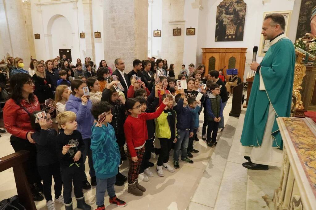 donamoreluca's tweet photo. Oggi durante la Santa Messa ogni bambino ha portato con se le fotografie dei propri cari defunti e abbiamo pregato per loro!! https://t.co/osv5fHZDmD https://t.co/LarnQ6Kz7J