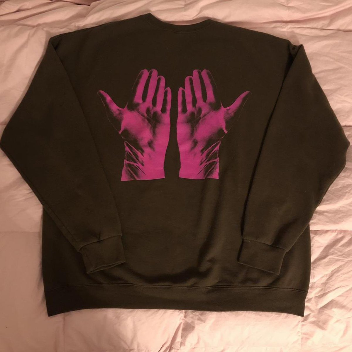 phhsluverry's tweet photo. HARRY STYLES BROWN FINE LINE CREWNECK GIVEAWAY ❣️

to win:
- retweet ‼️ and like this tweet
- reply 10 times with:
I’m voting for Harry Styles for Artist of the Year at the #AMAs

this is international and ends TOMORROW so be quick, good luck. https://t.co/4ph1ptB6xS
