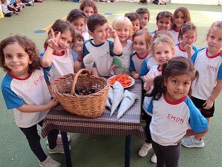 Escola_EMDN's tweet photo. La Castanyera també va visitar l’Escoleta! #escolaemdn #escolapetitagransomrire https://t.co/nYZIMOfMid