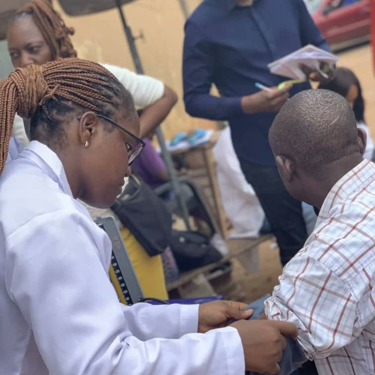 asf_nimsa's tweet photo. ASF-NIMS via @officialcooumsa Chukwuemeka Odumegwu Ojukwu University Medical Students Association  celebrated the Maternal and Child Health Week by enlightening women in the market on the topic of cervical and breast cancer, risk factors, prevention and screening and vaccination. https://t.co/kYRnDBnlDp