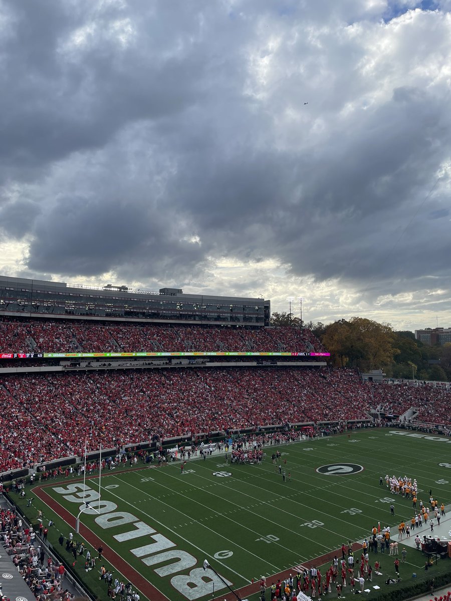 Haley_Danielle5's tweet photo. ITS GAME DAY #GODAWGS https://t.co/NtS9vIkriS
