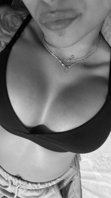 Nia G 🦋 - 2 pic. Te espero ahora en @amateur_tv 🤍 https://t.co/VBUujs348f