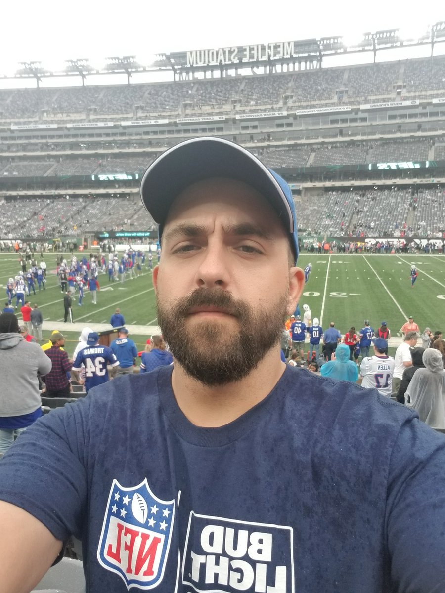 ChefCollects's tweet image. Took my girlfriend to her first @BuffaloBills and as Giants fan who refuses to wear other teams I decided to go with the #goat @budlight
