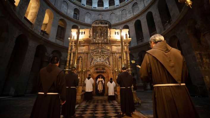 En tiempos difíciles y de incertidumbre, los franciscanos de #TierraSanta continúan orando en Los Santos Lugares por todos nosotros🙏

#FelizDomingo desde la tierra de Jesús ❤️