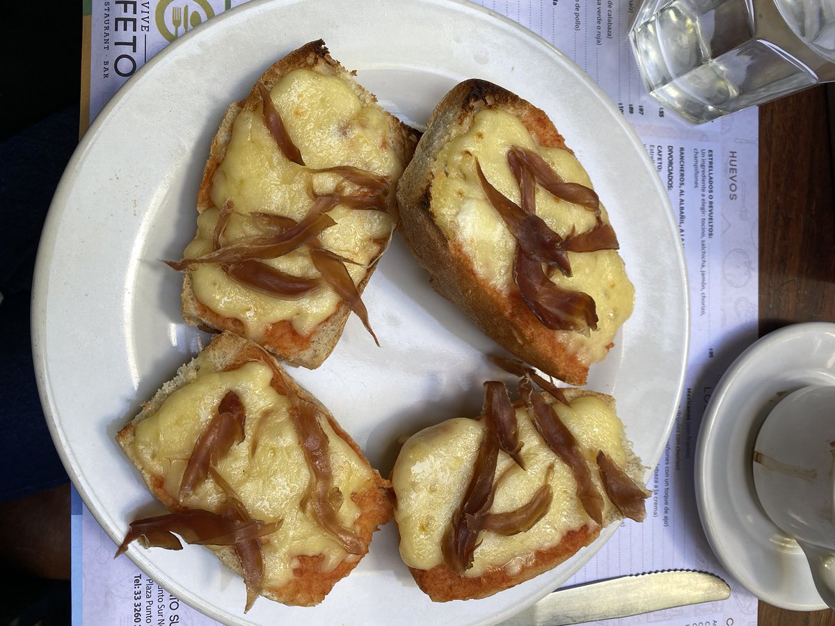 DanySRC's tweet photo. Los molletes de “Jamón Serrano” en @CafetoMx también le entraron a la política de austeridad. https://t.co/qk196HHwOy