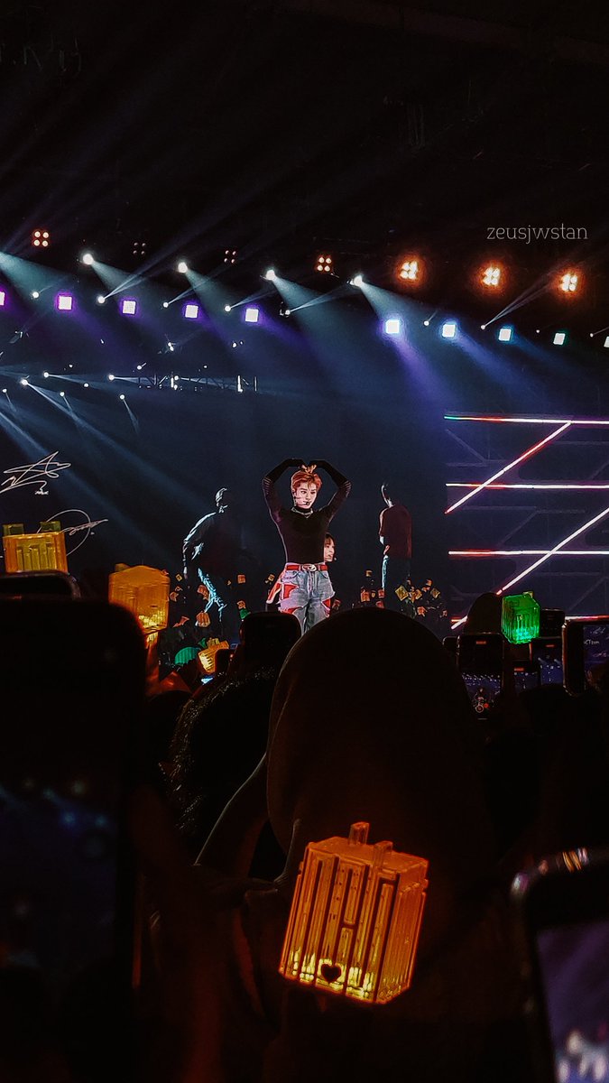 zeusjwstan's tweet photo. Entah ya gue suka bgt momen ini :" Taeyong di tengah joged gemes terus bikin big heart. Tatapannya itu loh gemes bgttt. Terus cahaya dari lampu stage sama neobong ngelilingin dia. Aaak seneng bisa jepret ini 😁 #Taeyong #NCT127 #TheLinkinJKT #TheLinkJKT_Day2 https://t.co/YQVw8GDTbX