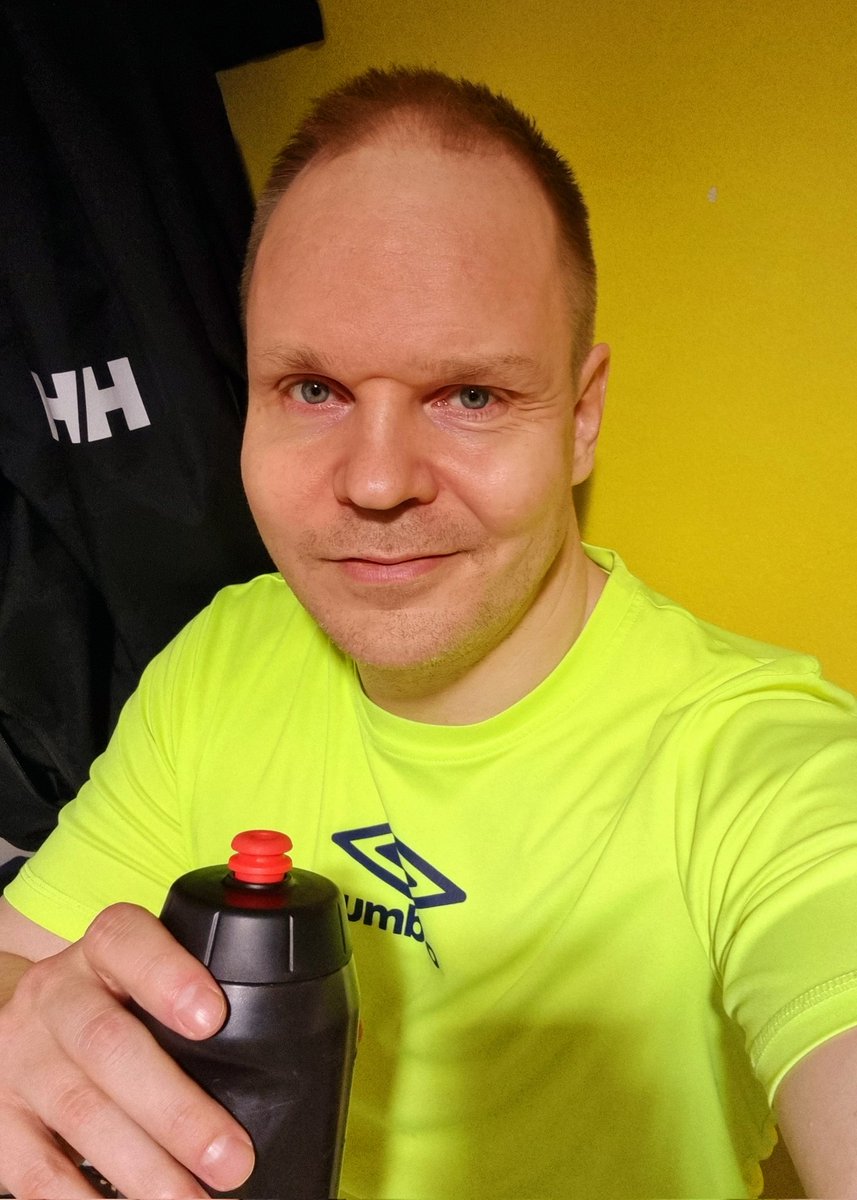 JoniMononen's tweet photo. Tänään tuli ulkoiltua lasten kanssa ja käytyä salilla hikoilemassa ja jotta elämä olisi tasapainossa, tytär leipoi pitsaa😀 Palauttavan viikonlopun jälkeen on mukava aloittaa työarki huomenna. https://t.co/Izqyxtc5ca