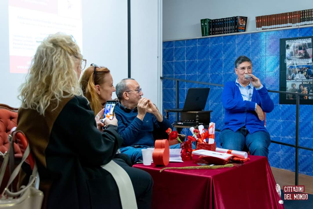 Alcuni momenti della presentazione del libro "𝗠𝗮𝗹𝗮𝗳𝗲𝗺𝗺𝗲𝗻𝗮: 𝗶𝗹 𝗳𝗲𝗺𝗺𝗶𝗻𝗶𝗰𝗶𝗱𝗶𝗼 𝗻𝗲𝗹𝗹𝗮 𝗰𝗮𝗻𝘇𝗼𝗻𝗲 𝗶𝘁𝗮𝗹𝗶𝗮𝗻𝗮" che abbiamo ospitato ieri alla Biblioteca Interculturale Cittadini del Mondo. <a href="/CasaLettori/">Casa Lettori</a>
#roma #biblioteca #libri #cittadinidelmondo