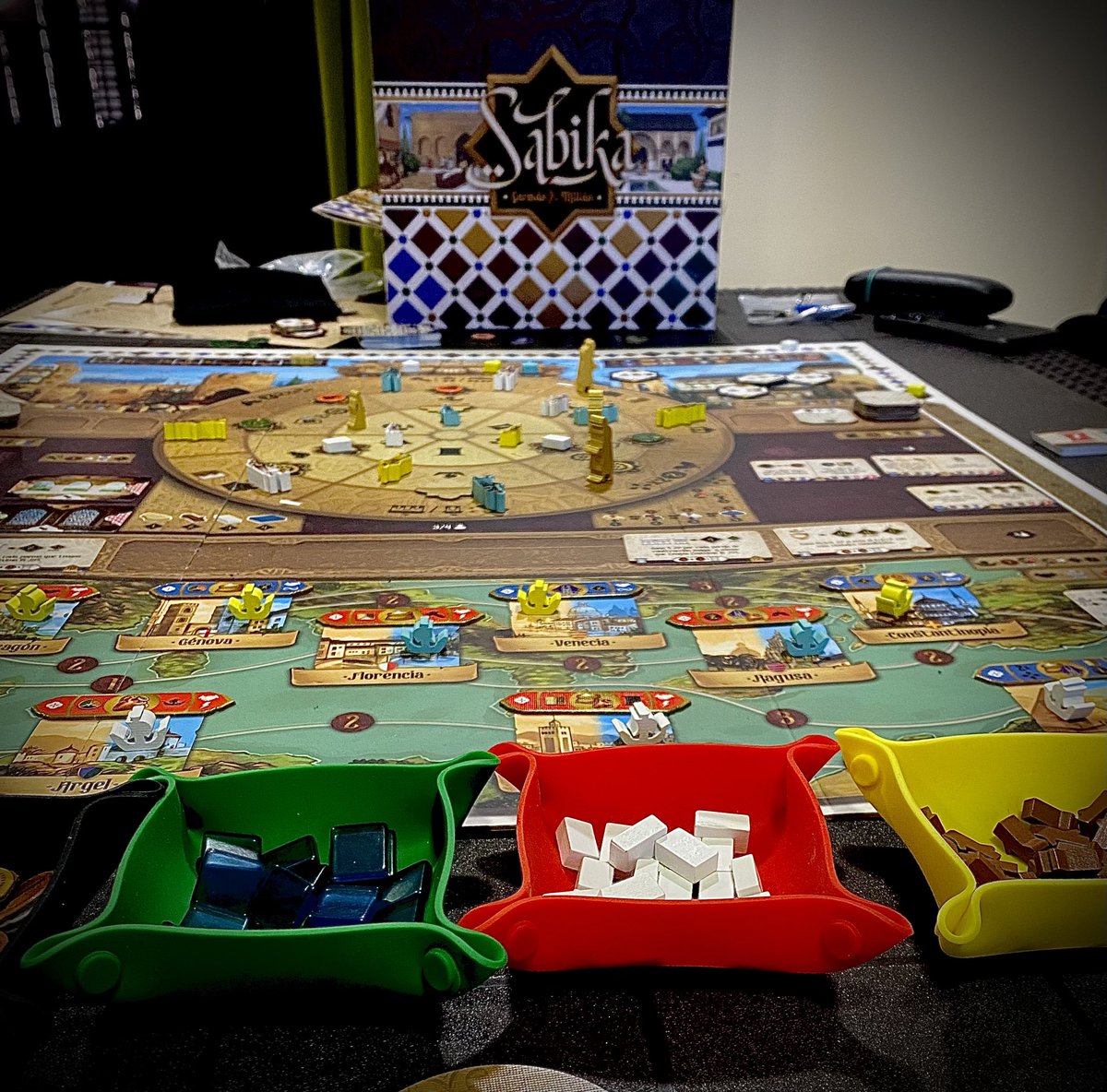 ChrisUK14's tweet photo. Mañana entretenida en @de_taula con partidas a #Sabika de @GermanMiyan y @Ludonova que se consagra como uno de mis juegos favoritos de este año, y a #Bohnanza de @Mercurio_Juegos que nunca había jugado y posiblemente sea el mejor juego de Uwe 😂divertidísimo! https://t.co/lY3eOQ7gnc