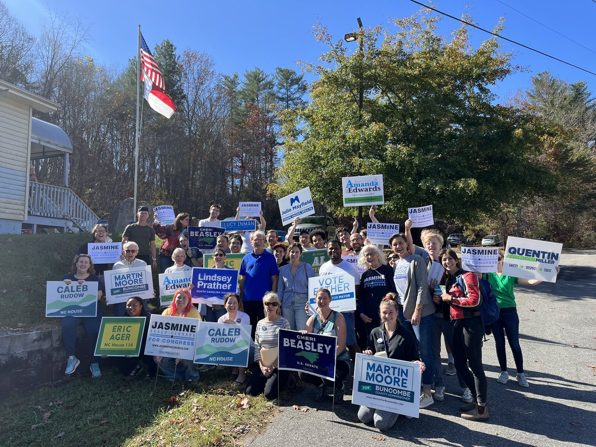 This amazing group of 12pm canvassers is all in- join us at 3pm to knock every door and turn out the vote: mobilize.us/mobilize/event…