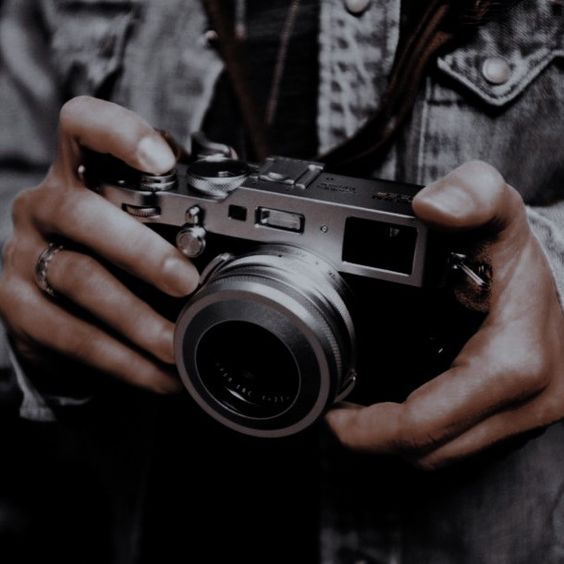 UNTLD4WN's tweet photo. (𝖭𝖠𝖬𝖤) 𝘽𝙍𝙊𝙒𝙉   —  '  the 𝒄𝙖𝙢𝙚𝙧𝙖 𝙗𝙤𝙮 !  
  ﹙  school journal, edgy and affable person,
      quiet, always taking pictures  .  ﹚* 𝙈𝘼𝘾𝙆𝙀𝙉𝙕𝙄𝙀'𝙎 𝘾𝙃𝙄𝙇𝘿𝙃𝙊𝙊𝘿 𝙁𝙍𝙄𝙀𝙉𝘿 https://t.co/pGcGPsUV4p