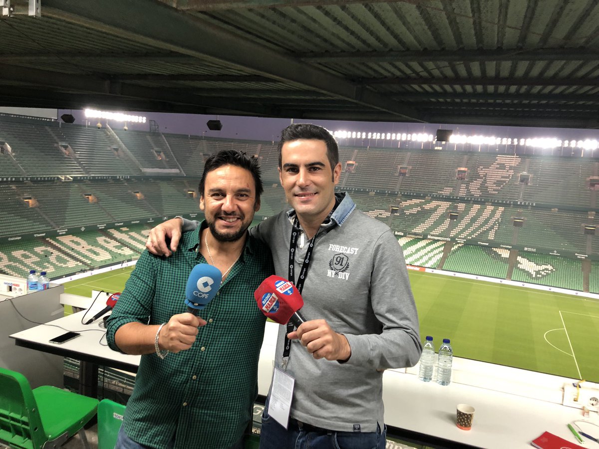 alonsoriveror's tweet photo. En 2007 tuve la fortuna de que me llamara para trabajar en @RadioMARCA. Gracias a él he vivido y contado cosas inimaginables. Hoy vuelvo a tener el privilegio de narra el DERBI y nunca se sabe si será el último. Desde las 21 horas @RealBetis-@SevillaFC en @Marcador https://t.co/ohUrdMILkZ