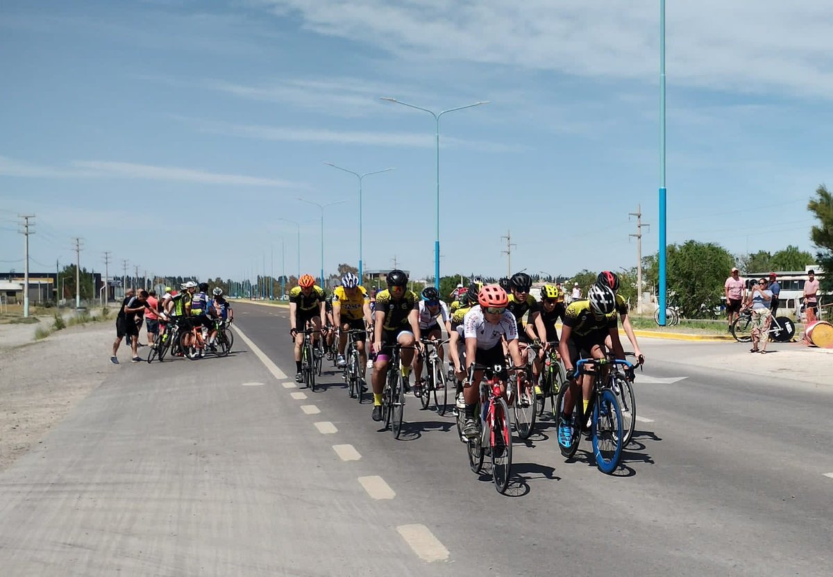 ¡Felicitaciones Matías Leiva por ganar el Gran Premio “Ciudad de Trelew”!
Una prueba ciclística que le aportó vida social a nuestra comunidad en este domingo primaveral, ratificando el potencial de Trelew como lugar de eventos.

#TenésDeportes
#TenesTrelew