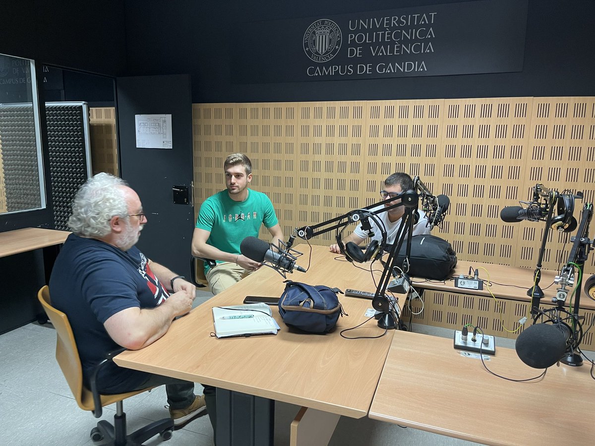 labdso's tweet photo. 🎙️La última semana de octubre arrancamos el programa AudibleLab en el que 6 equipos van a poner en marcha la preproducción de un pódcast a lo largo del curso.
👨🏻🏫 Chusé Fernández, coordinador del proyecto #AudibleLab , impartió un taller de guion y unas tutorías grupales. https://t.co/2Ar9AJIoRZ