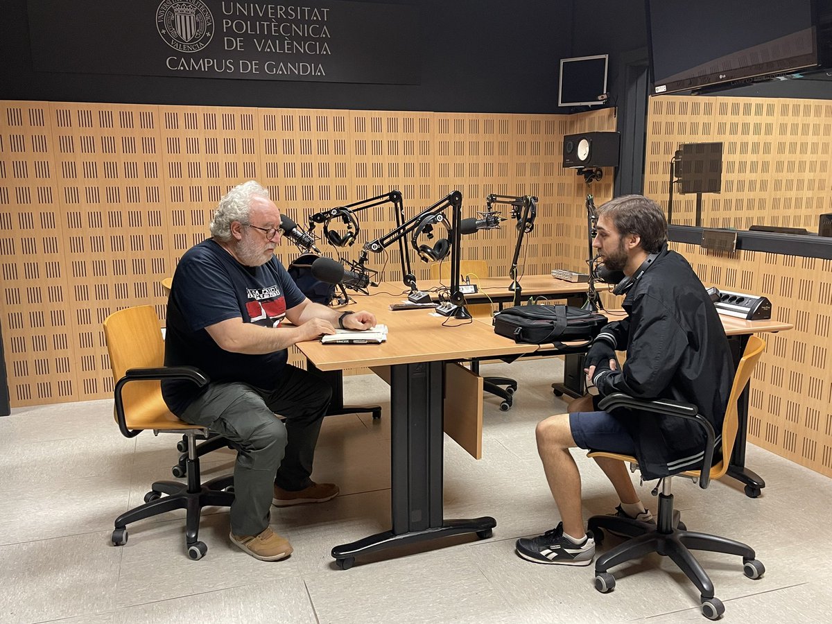 labdso's tweet photo. 🎙️La última semana de octubre arrancamos el programa AudibleLab en el que 6 equipos van a poner en marcha la preproducción de un pódcast a lo largo del curso.
👨🏻🏫 Chusé Fernández, coordinador del proyecto #AudibleLab , impartió un taller de guion y unas tutorías grupales. https://t.co/2Ar9AJIoRZ